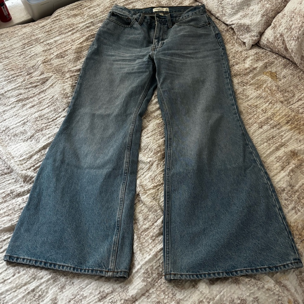 Abercrombie & Fitch Light Baggy Boot Mid-Rise Jeans 26 Short - Picture 3 of 6